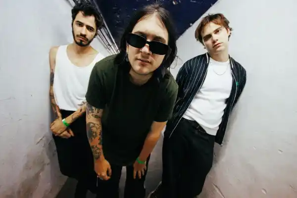 Mujer Cebra, la banda del ascenso meteórico que compone su disco experimental en una oficina ante la crisis cultural