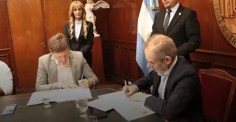 LA RÚBRICA. Macchiarola y Pagani firman la modificación del convenio. .