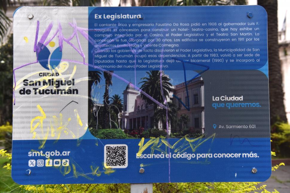 DESCUIDADO. El cartel en la vereda del edificio fue vandalizado.