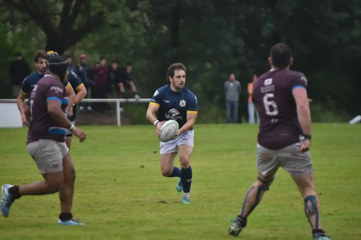 CON LA PELOTA DOMINADA. Nicolás Sánchez encabeza un ataque de Lawn Tennis, que perdió en su visita al Jockey Club.