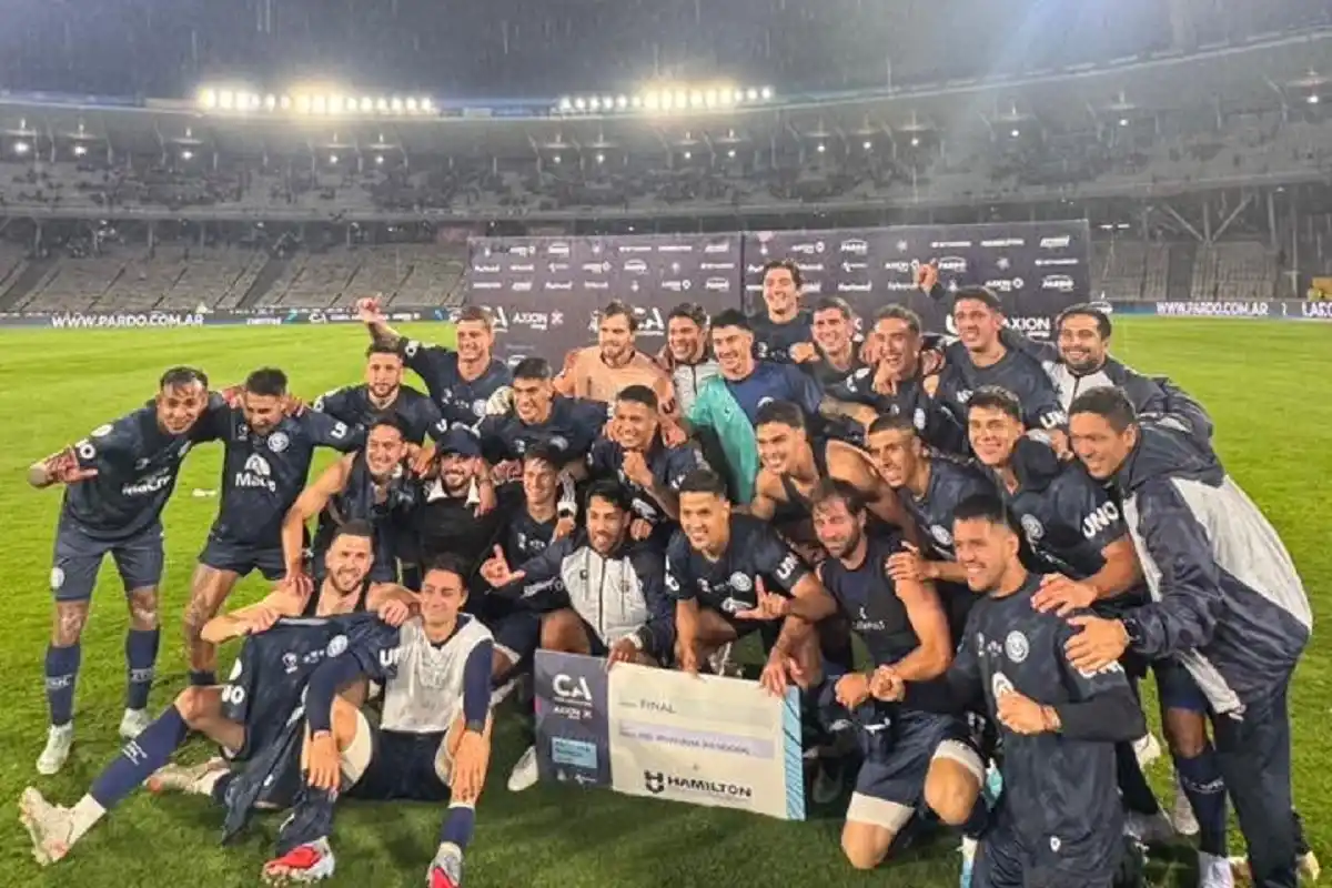 HISTÓRICO. El plantel de Independiente Rivadavia celebra con el cheque del pase a la final tras eliminar a River en Córdoba.