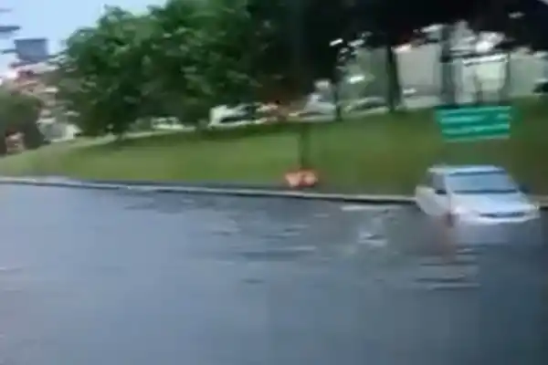 Más de 100 milímetros en el AMBA: calles inundadas y barrios bajo agua