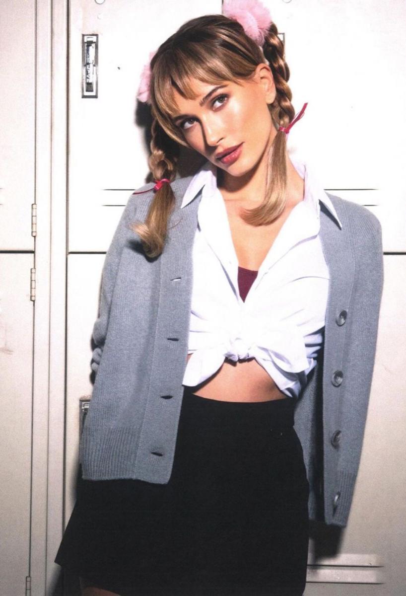 Hailey Bieber de Britney Spears en el video “Baby one more time” en 2021.