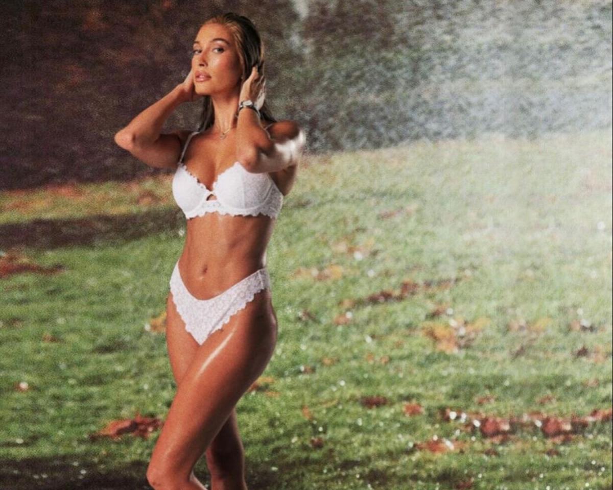 Hailey Bieber de Carmen Electra de “Scary Movie” en 2023.