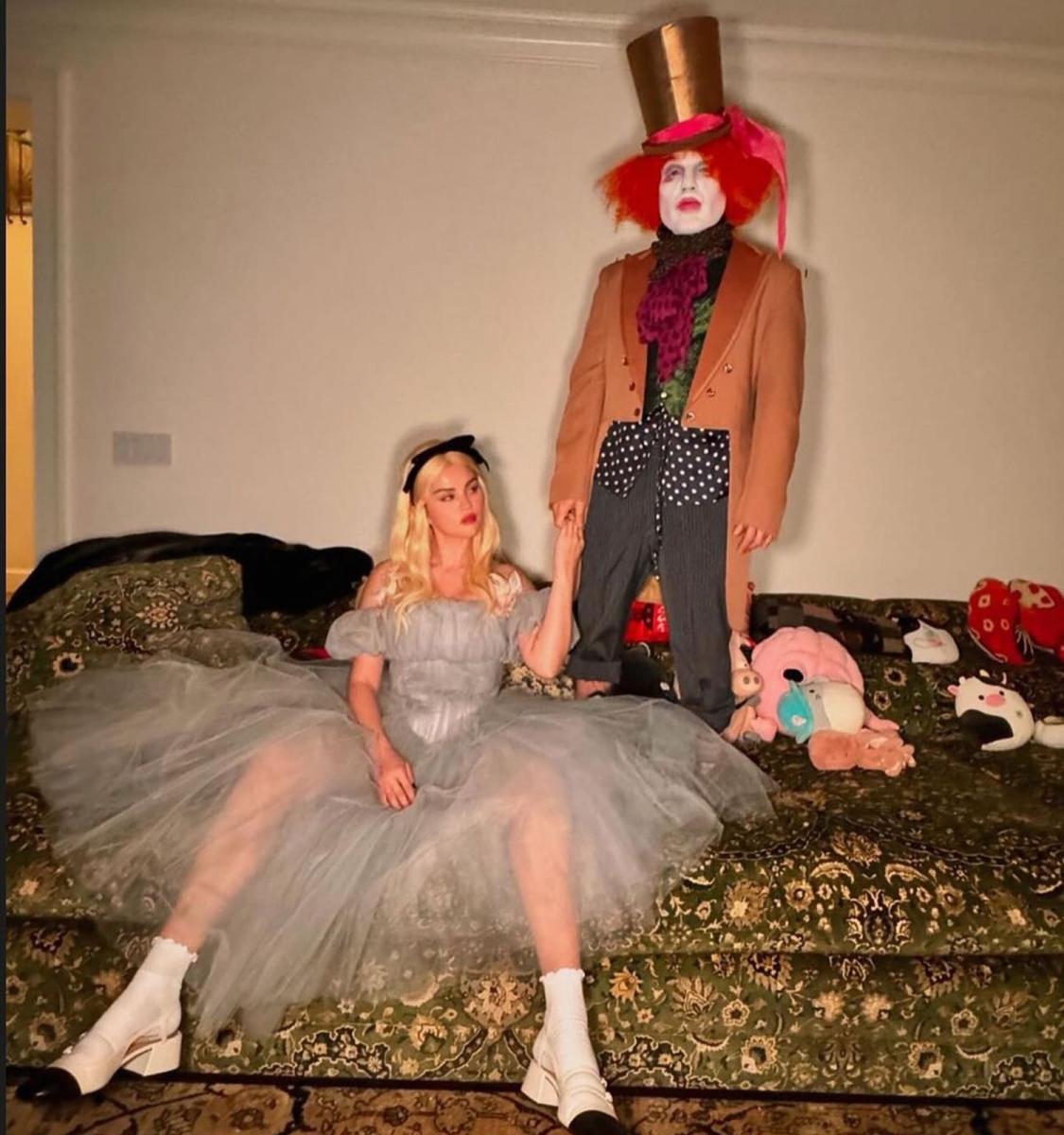 Selena Gomez y Beni Blanco de Alicia y el Sombrerero en 2024.