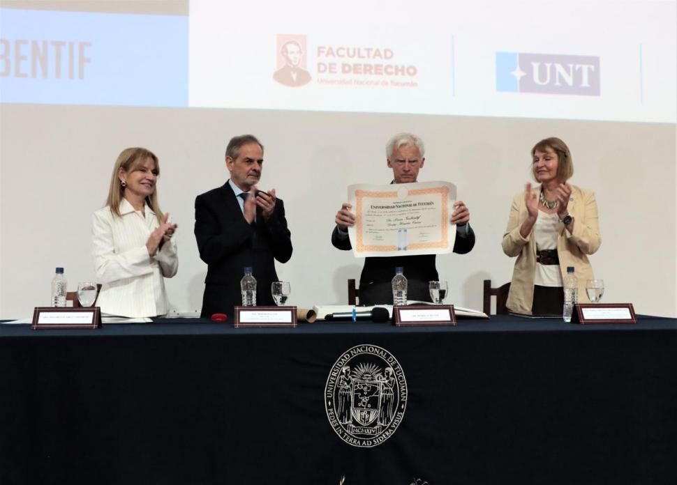 MÁXIMO RECONOCIMIENTO. El profesor visitante fue distinguido como Doctor Honoris Causa por la Universidad Nacional de Tucumán.