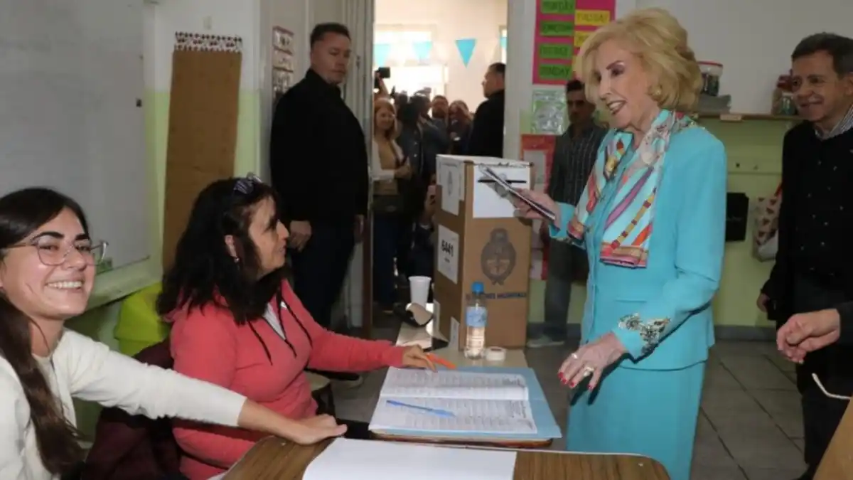 A sus 98 años, Mirtha Legrand fue a votar: Me vestí con los colores de la patria
