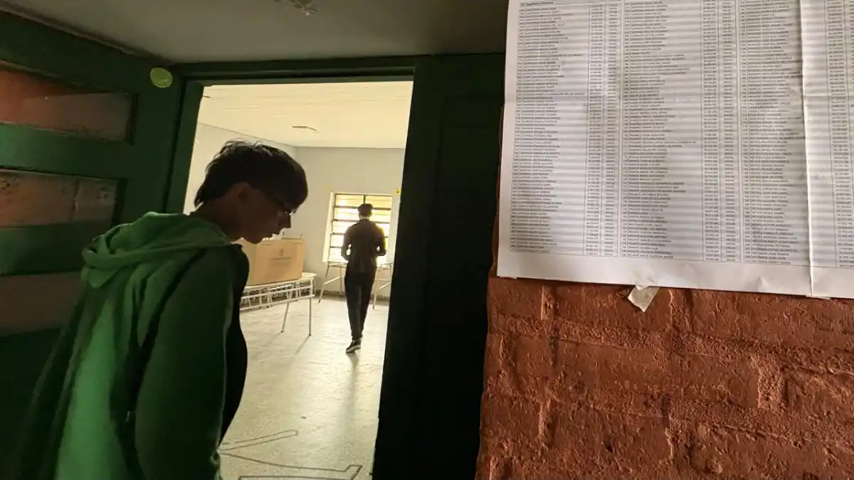UN POCO DE NERVIOS. Iago espera que su hermano salga de votar para entrar él. / LA GACETA