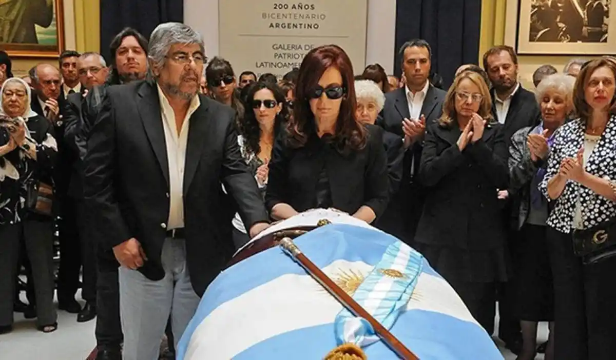 EN LA CASA ROSADA. Hugo Moyano, de la CGT, acompaña a Cristina Fernández en el funeral de Néstor Kirchner. 