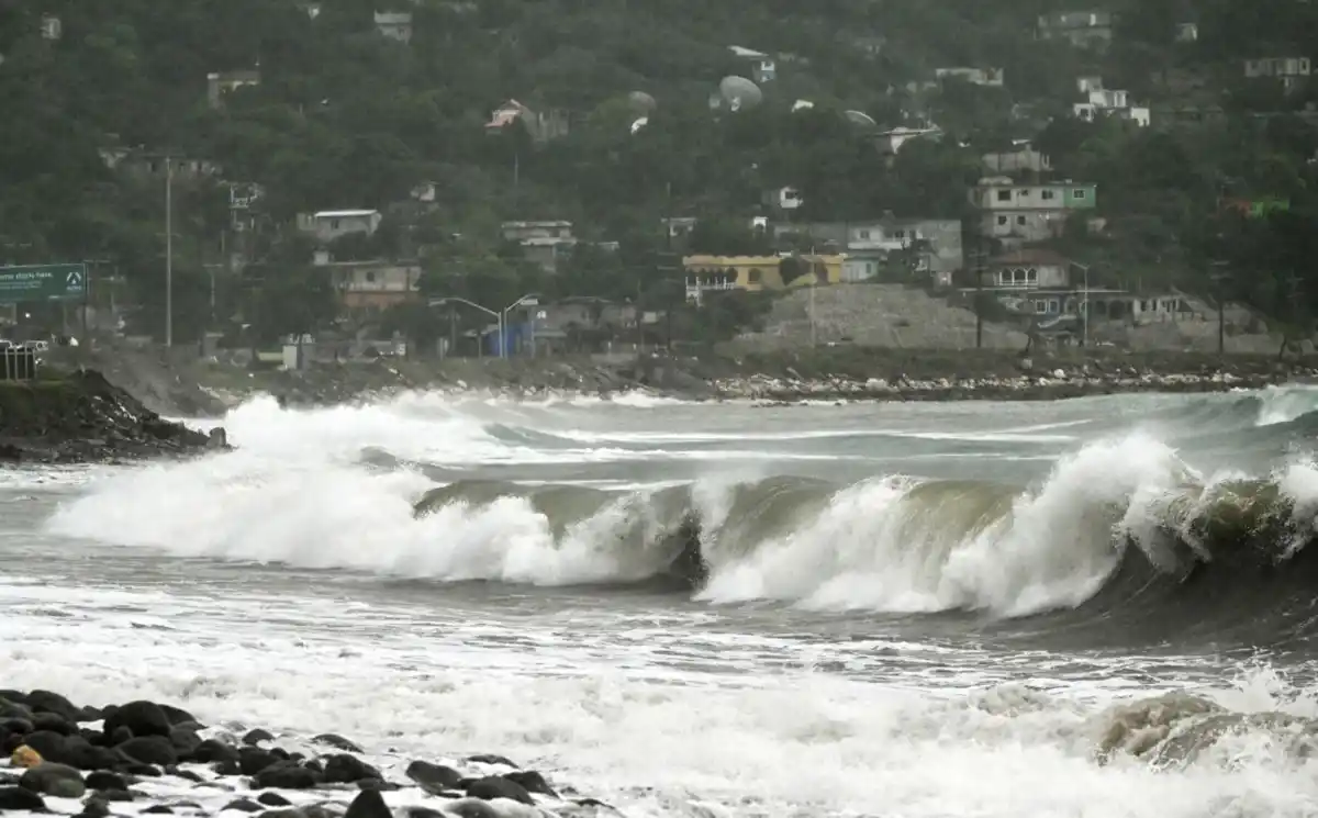 El huracán Melissa se cierne sobre Jamaica, y Dominicana envía ayuda en drones con alimentos