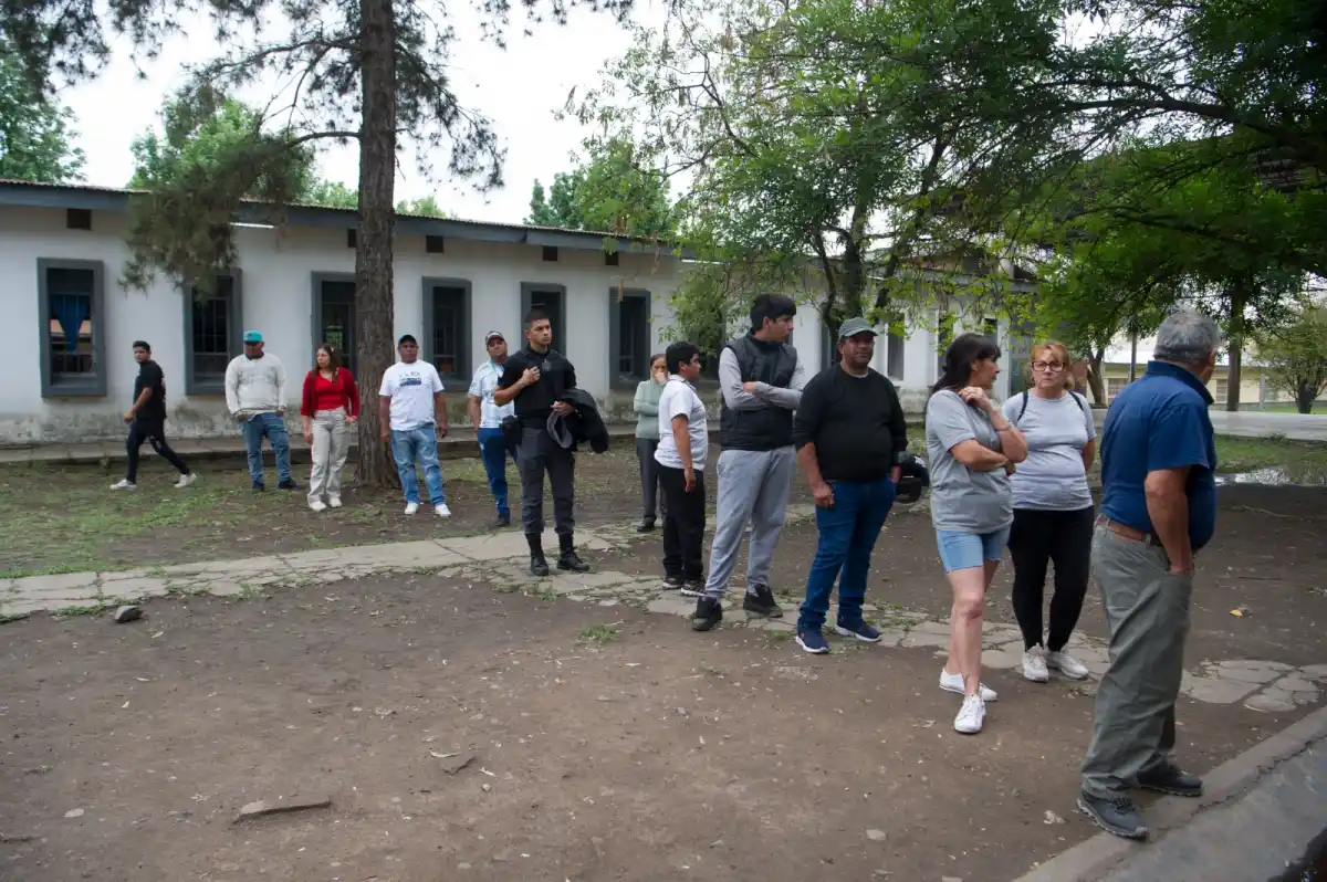 Fila de votantes en la Escuela Justiniano Frías. Foto de Diego Aráoz