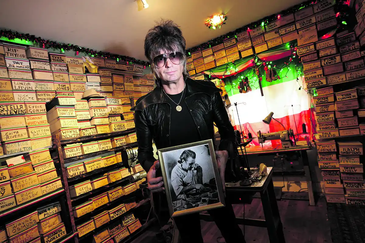 HEREDERO. Chris Francis heredó la colección de Di Fabrizio, quien está en la foto que sostiene el zapatero.