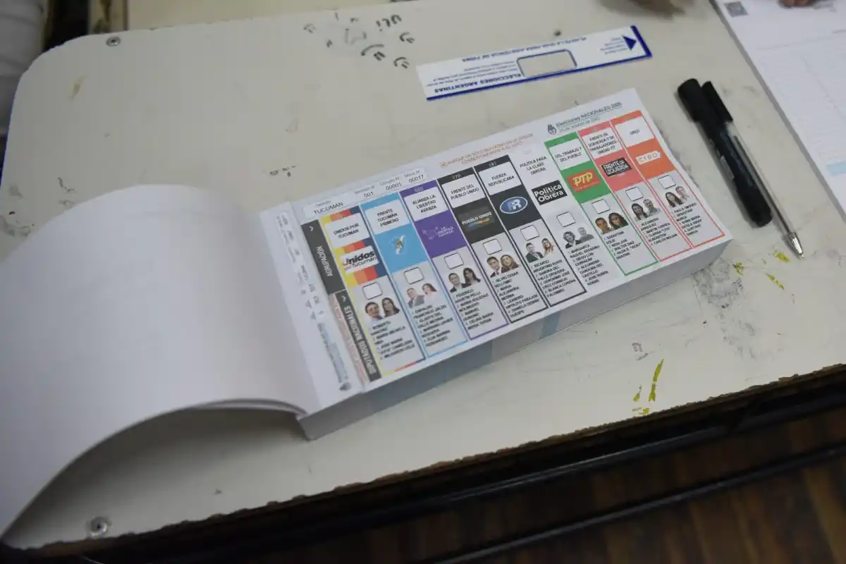 Jaldo y Pelli sonríen, mientras Sánchez frunce el ceño