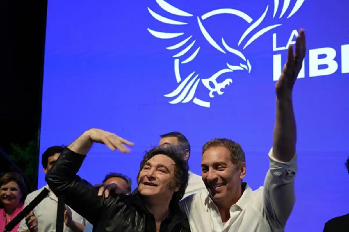 Javier Milei y Diego Santilli, en un acto de La Libertad Avanza. FOTO X @diegosantilli
