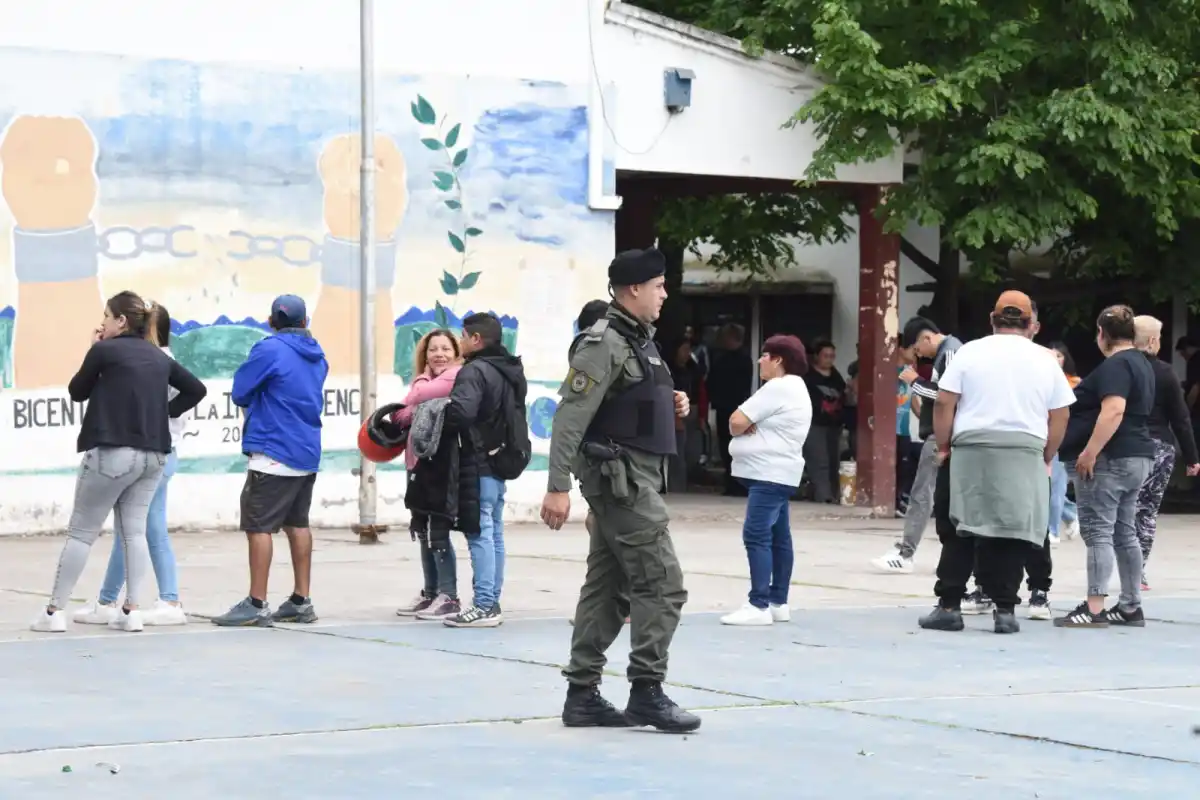 SEGURIDAD. Personal de la Policía y de Gendarmería custodió las escuelas.