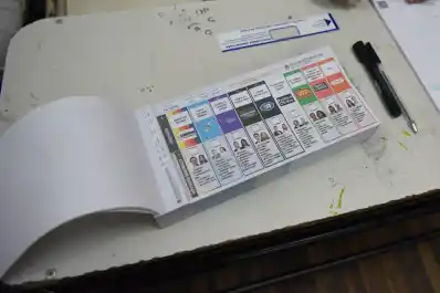 Jaldo y Pelli sonríen, mientras Sánchez frunce el ceño