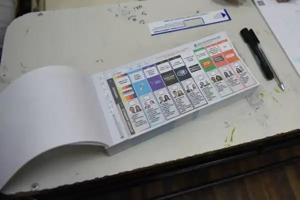 Jaldo y Pelli sonríen, mientras Sánchez frunce el ceño