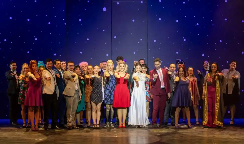 SALUDO FINAL DEL ELENCO. Más de 50 artistas participan en “Sweet Charity”, el gran musical sobre una romántica bailarina.