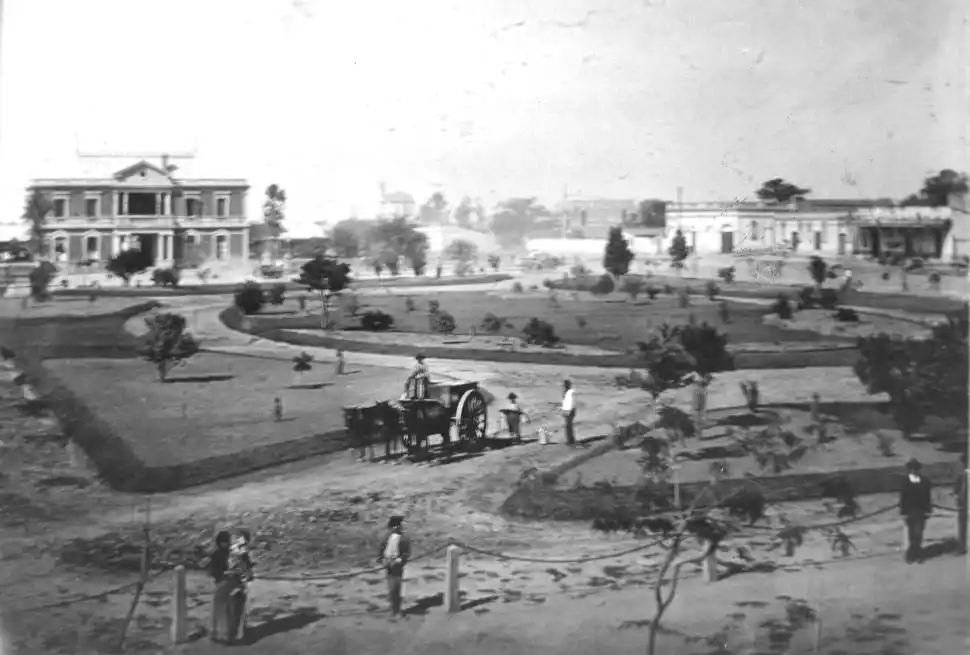 EN 1900. Foto de la plaza La Madrid, donde luego se instaló la terminal de ómnibus hasta su mudanza en 1994; ahora la ocupan vendedores.