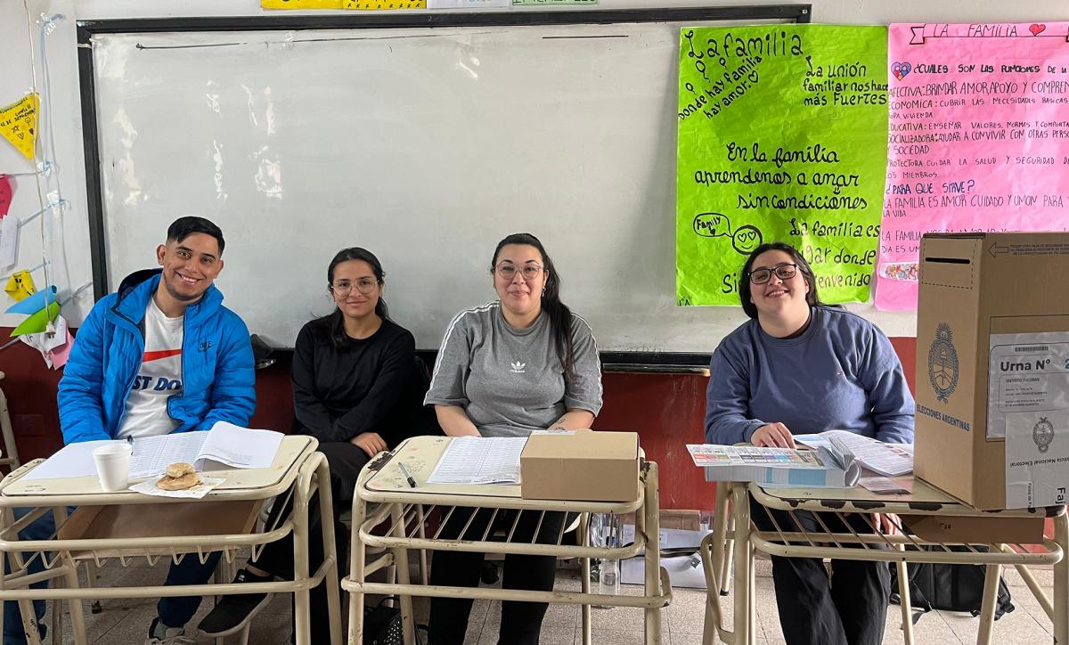 ELECCIONES 2025. Candela Romano, de 26 años, fue autoridad de mesa por primera vez y participó del debut de la Boleta Única de Papel en Tucumán.