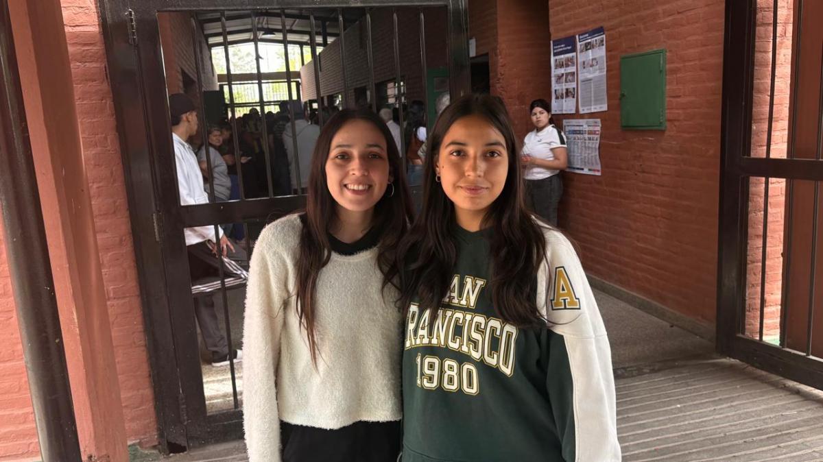 EMOCIONADAS. A la derecha está Itatí, junto a su hermana mayor, quien la acompañó a votar temprano. / LA GACETA