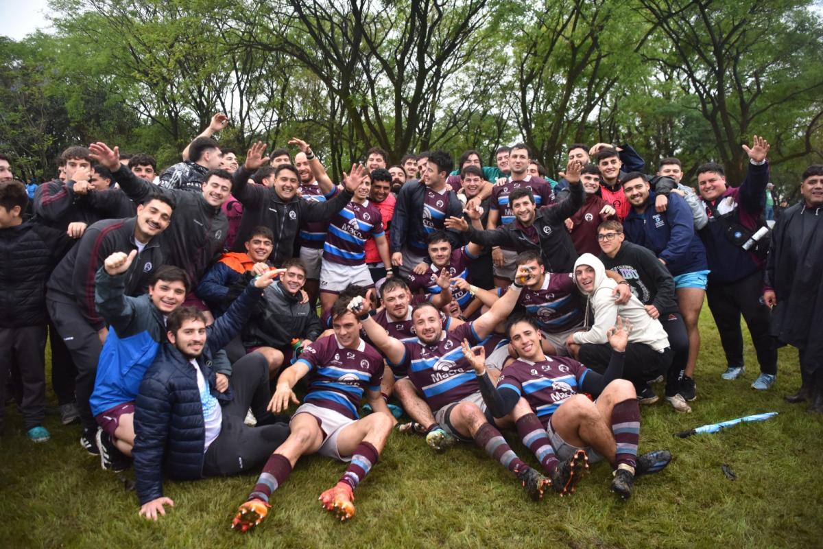 FESTEJO ENORME. El plantel del Jockey Club celebró el triunfo y la clasificación.