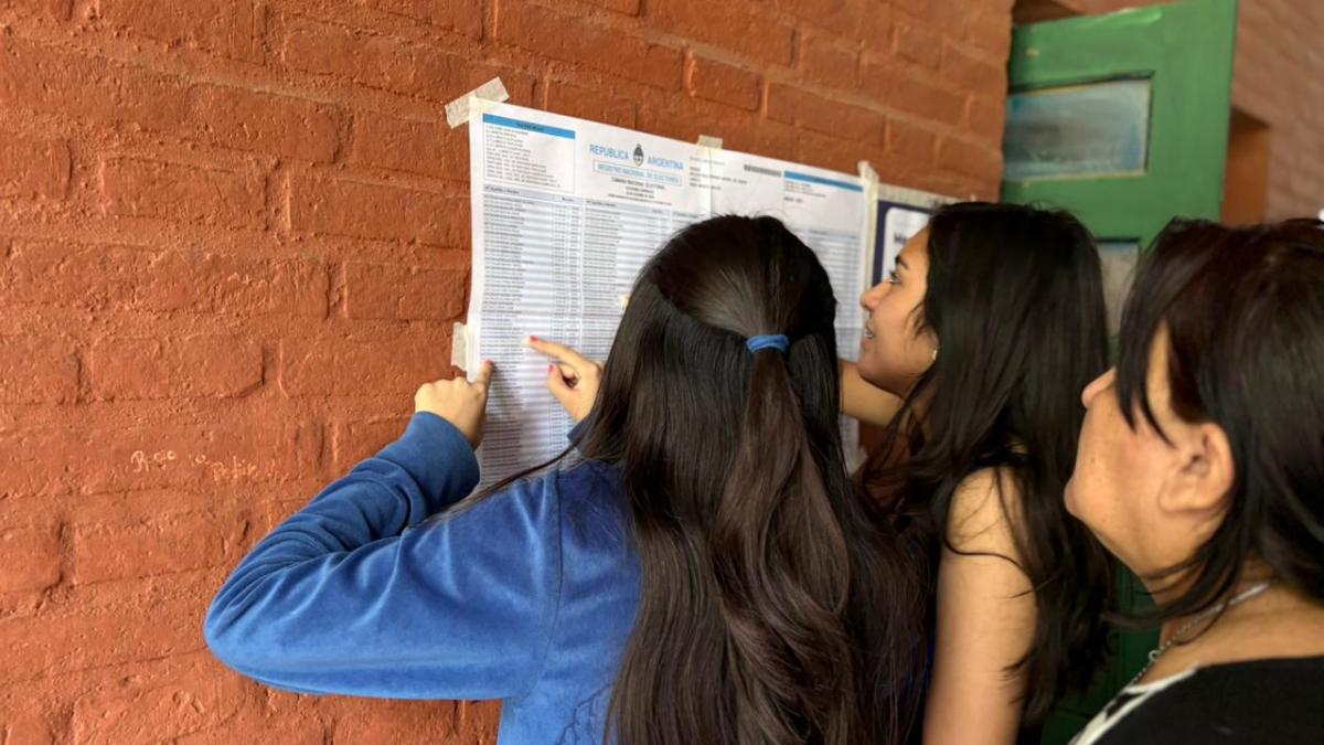 NERVIOS, RISAS Y CURIOSIDAD. Miles de adolescentes tucumanas, como Ari y Lu, votaron por primera vez con la boleta única papel. / LA GACETA