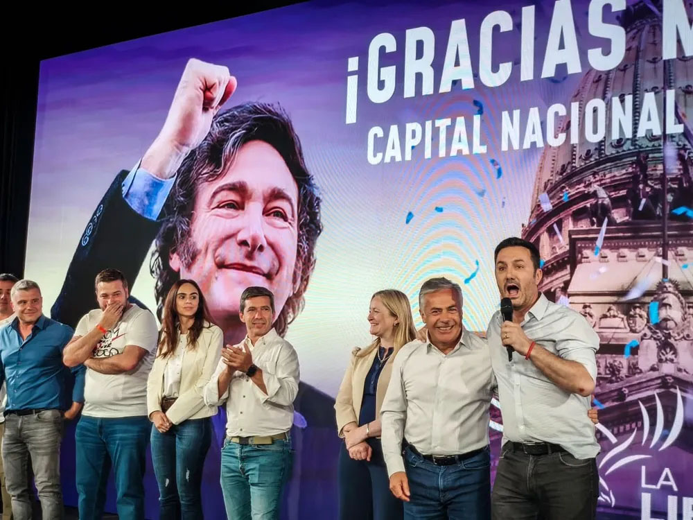 ALIADOS. Cornejo y Petri festejan en el escenario.