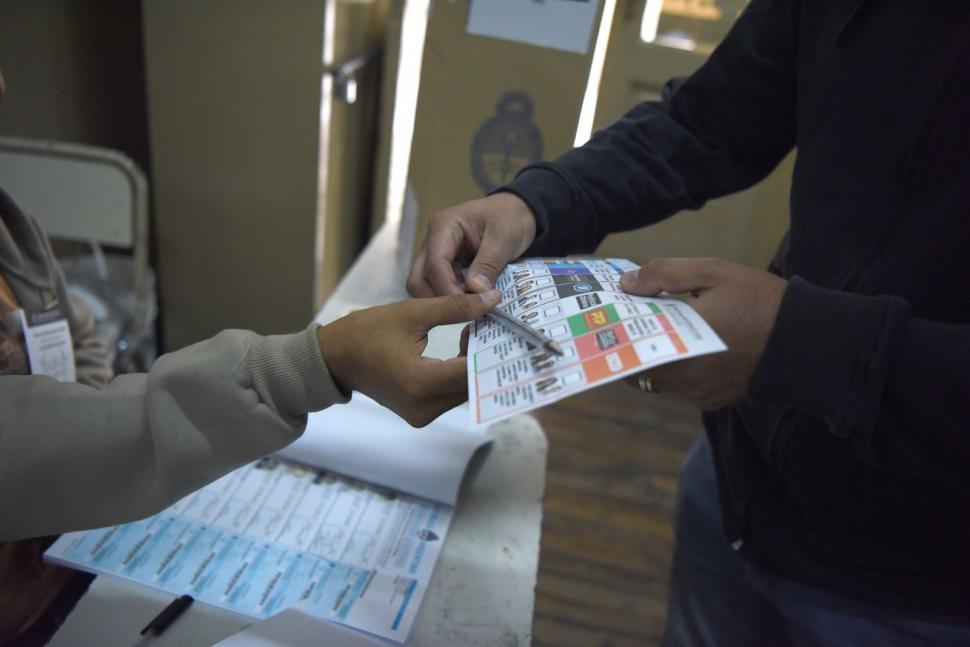 Presuntos pagos a votantes y ausencias de autoridades de mesa, claves de la jornada electoral