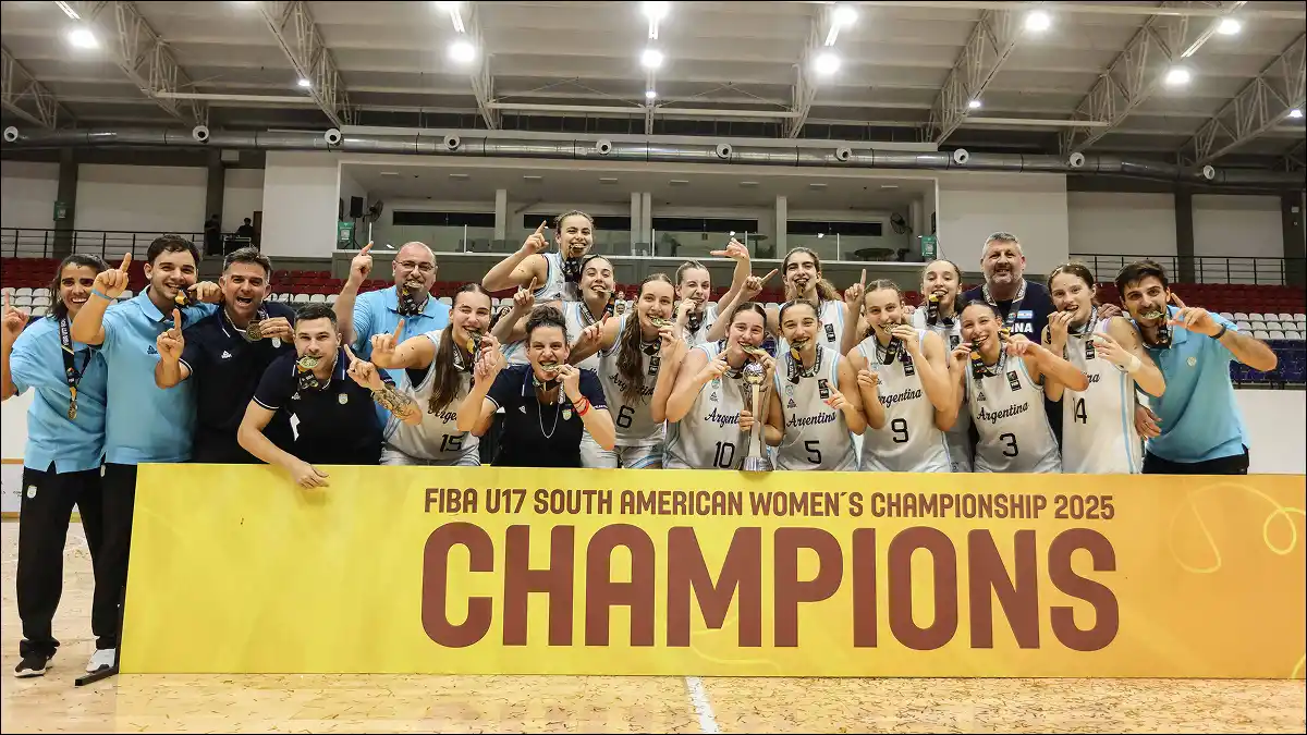 LA ALEGRÍA DE LAS CAMPEONAS. El plantel argentino festejó en Asunción un título conseguido con autoridad y sin derrotas.