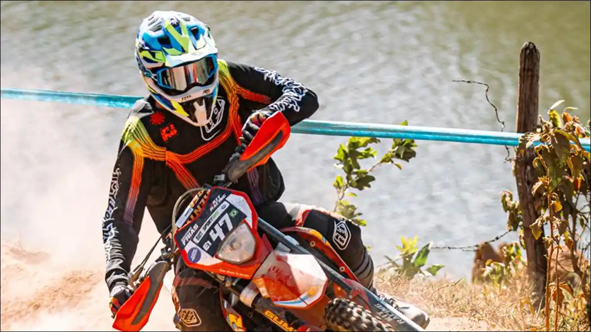 ORGULLO TUCUMANO. El juvenil Santiago Frías (h), de 17 años, se consagró campeón latinoamericano de enduro en la categoría E1, tras una exigente doble fecha en Brasil.