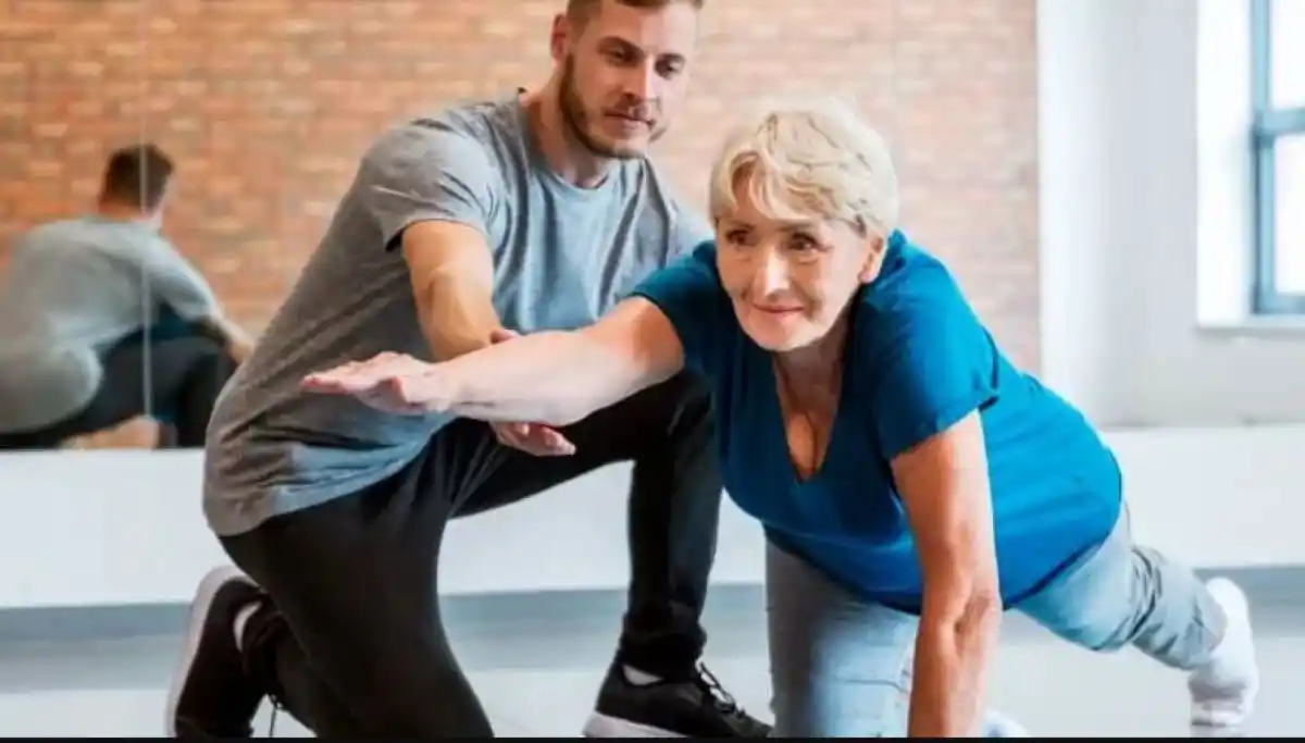 PESO PROPIO. Algunas personas mayores creen que la fuerza solo se entrena con pesas y que pueden lesionarse al usarlas. El peso corporal también sirve para lograr buenos resultados y sin lastimarse.