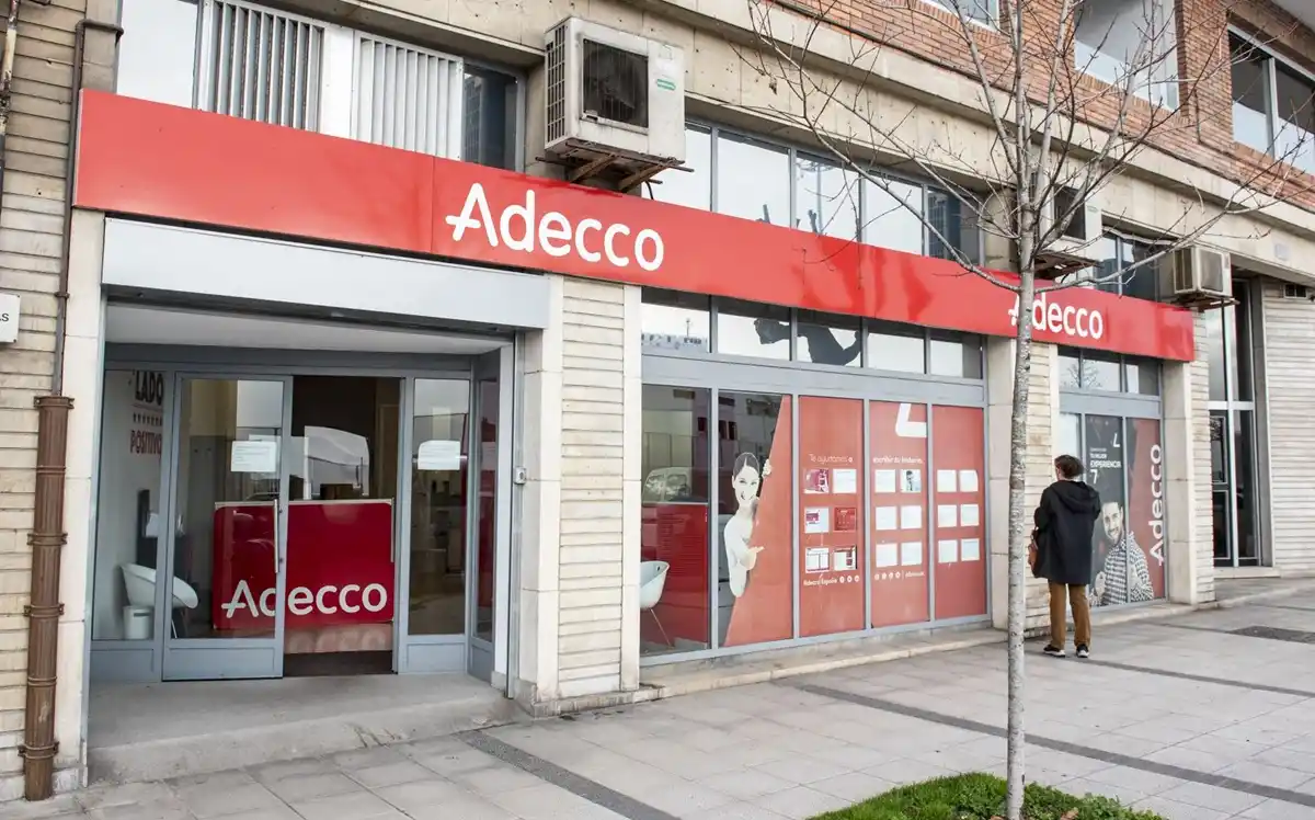 En España se buscan más de 8.000 trabajadores para almacenes, hostelería e industria: no piden experiencia