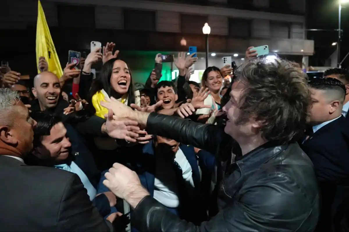 EUFÓRICO. Milei festejó el triunfo electoral junto a sus seguidores. 