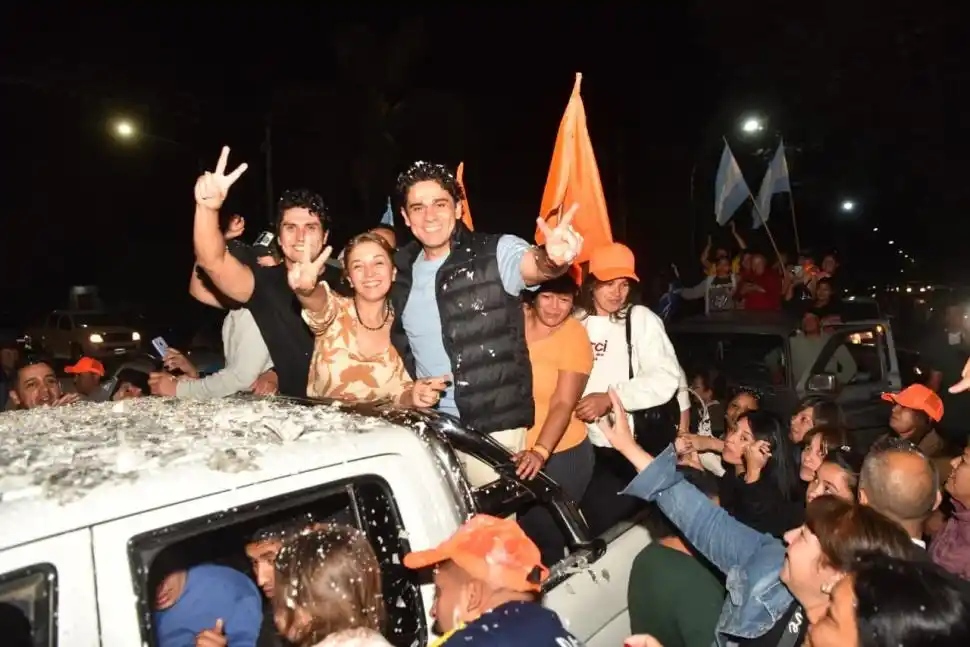 EN CARAVANA. El intendente electo Bruno Romano recorre Alberdi en camioneta junto a la legisladora Nancy Bulacio y a su hermano, Matías Romano. 