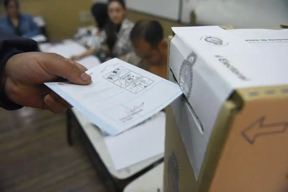 LA BOLETA ÚNICA DEBUTÓ EN LA CAPITAL. El nuevo sistema de votación aceleró el recuento de votos. 