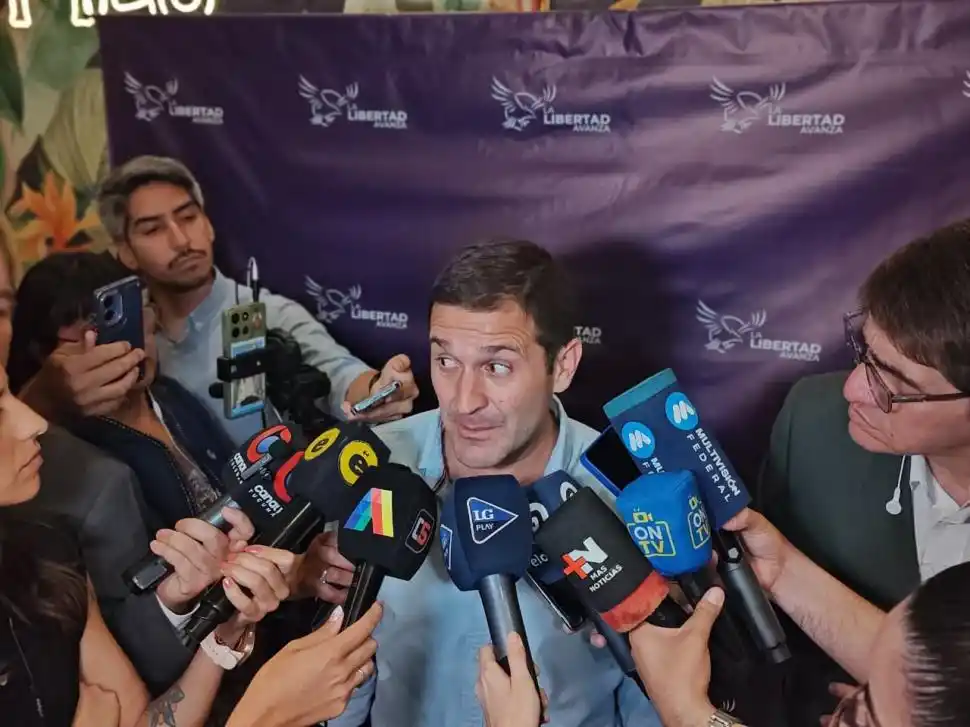 FRENTE A LA PRENSA. Federico Pelli fue contundente al asegurar: “con cero minutos de trayectoria, La Libertad Avanza hizo una enorme elección, pudiendo combatir el aparato bestial del oficialismo provincial”. la gaceta / foto de santiago giménez