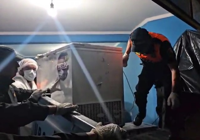 TRASLADO. El freezer donde ocultaron el cuerpo del contador.
