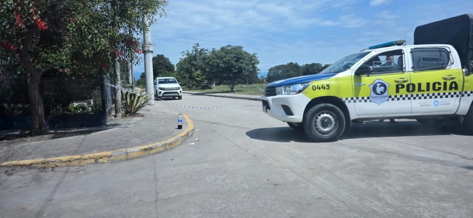 MANIOBRA. La camioneta de la víctima fue abandonada en un barrio.