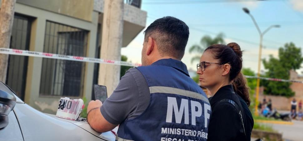 ANÁLISIS. La auxiliar Gabriela Ghilardi observa el trabajo de los peritos.