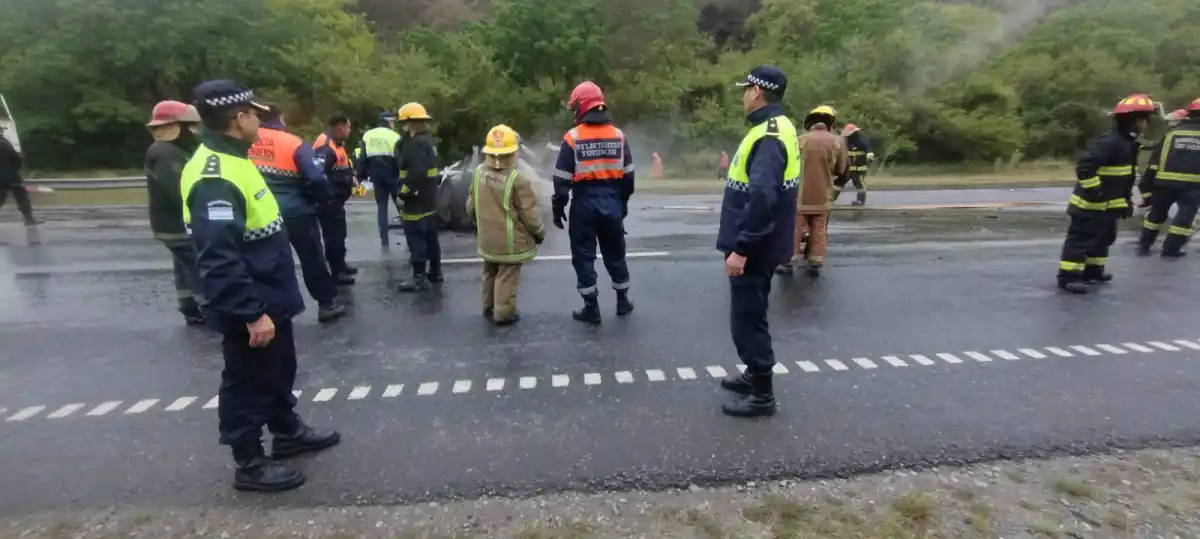Tragedia en la ruta 9: un automovilista murió calcinado tras chocar contra un camión en El Cadillal