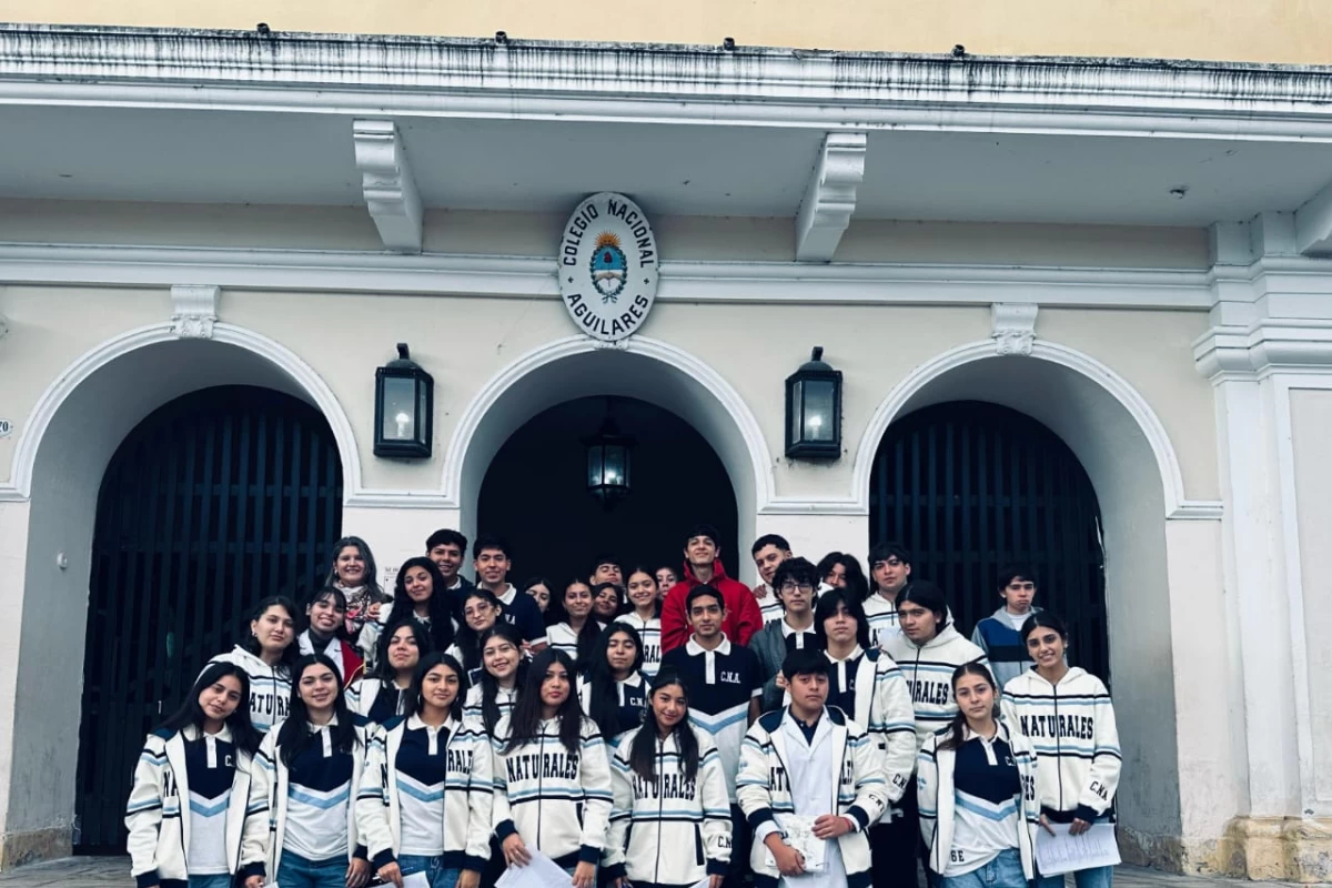EN EQUIPO. El curso completo de sexto año turno mañana del Colegio Nicolás Avellaneda. 