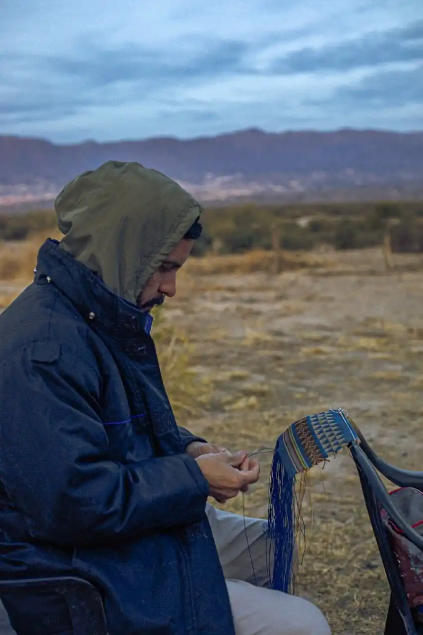 EN PLENA TAREA. Miguel Nicolás Monti trabaja en arte textil, pinturas y máscaras, enfocado en reciclar residuos.