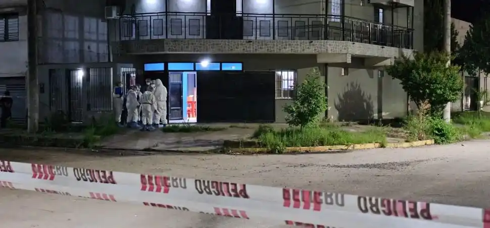 ANALIZANDO LA ESCENA DEL CRIMEN. Los peritos del ECIF trabajaron durante varias horas en el interior y el exterior de la casa donde fue asesinado el contador José Antonio Romano, de 52 años.