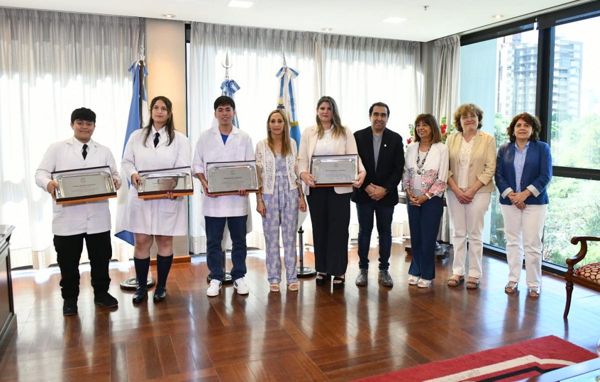 DISTINCIÓN. Los tres alumnos del Colegio del sur de la provincia, junto a su profesora fueron distinguidos por la ministra de Educación, Susana Montaldo en la Legistura. Foto/ gentileza Prensa de la Legislatura.