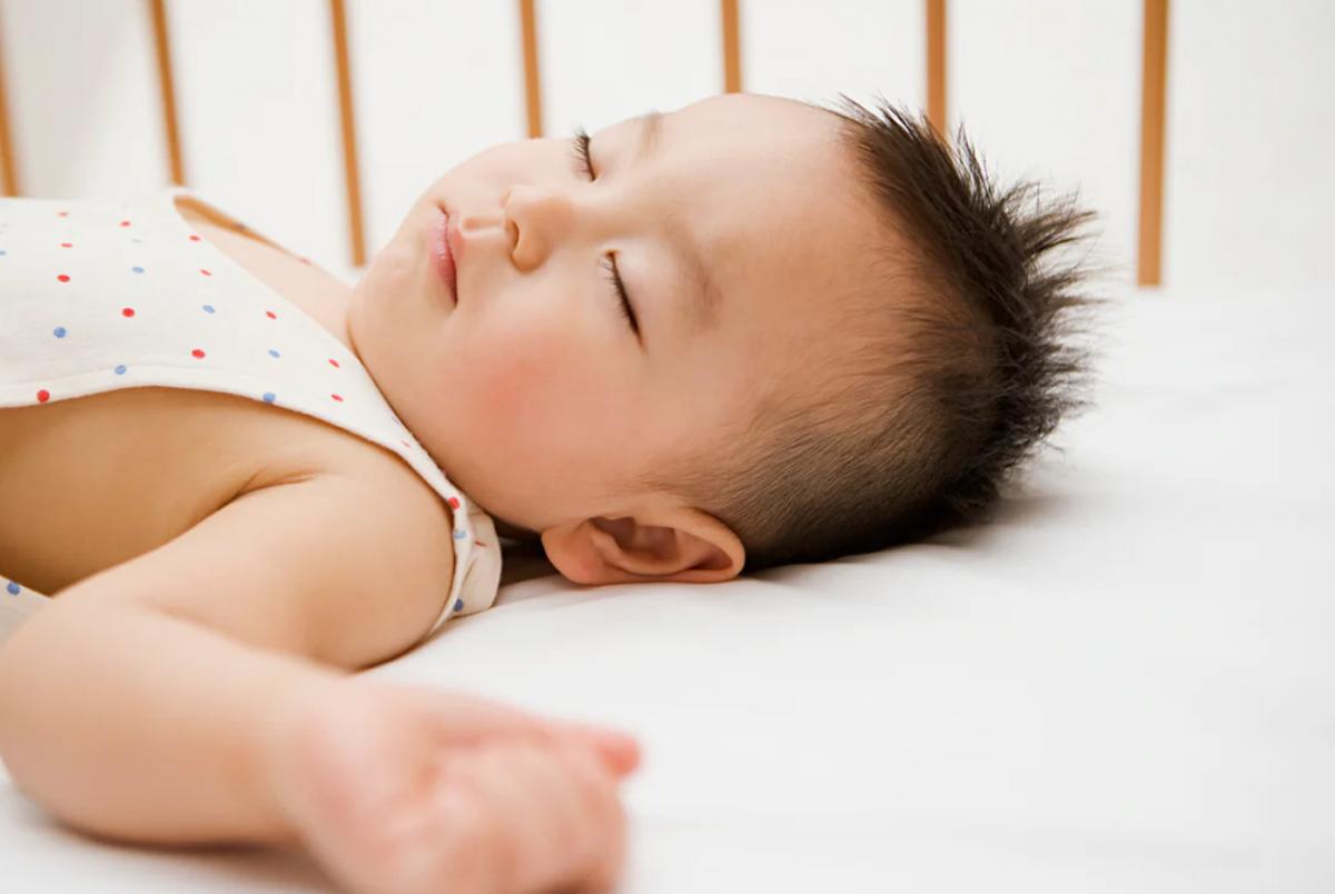 RECOMENDACIONES. Los pediatras sugieren que el bebé duerma siempre boca arriba y sobre una superficie plana.