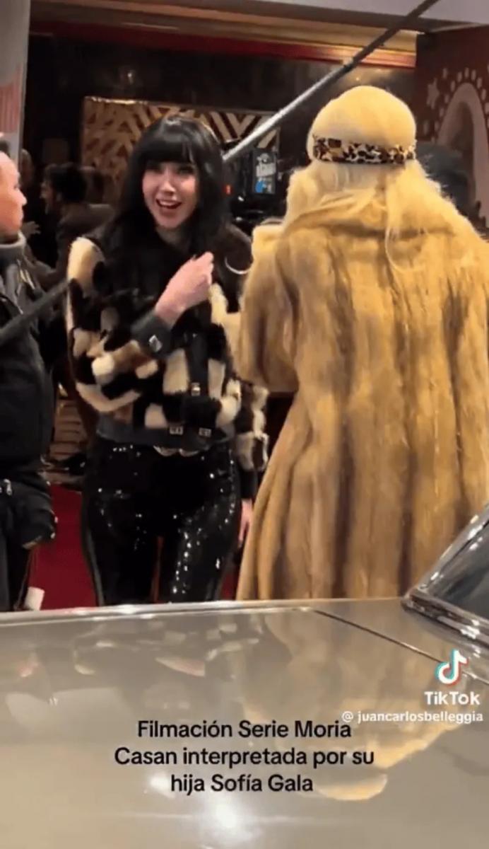 Se filtraron las primeras imágenes de la serie de Moria Casán: Sofía Gala interpreta a su madre
