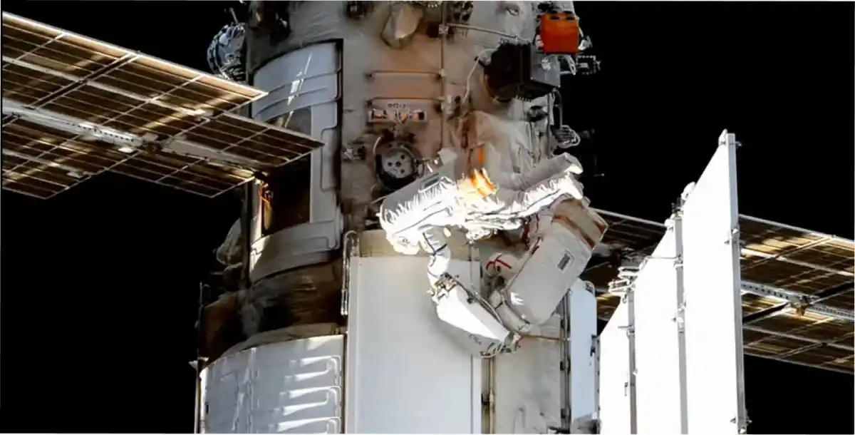 Los cosmonautas rusos Sergey Ryzhikov (con el traje espacial de rayas rojas) y Alexey Zubritsky (con rayas azules) trabajan fuera del módulo Nauka durante una caminata espacial en la Estación Espacial Internacional el martes 28 de octubre de 2025. (Crédito de la imagen: NASA/Space.com)