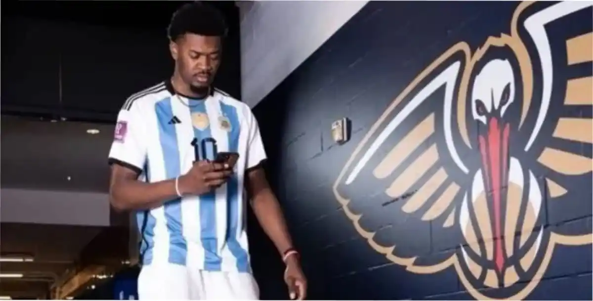 Yves Missi sorprendió con la camiseta del 10 en la previa del partido contra Bolton Celtics. 