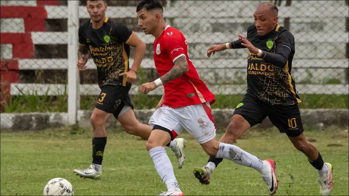 ACCIÓN EN VILLA ALEM. Tucumán Central superó a Ateneo y avanzó a semifinales.